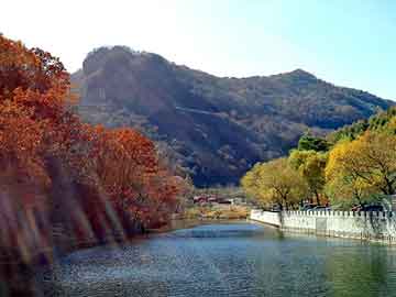 澳门二四六天天彩图库，红衣女孩